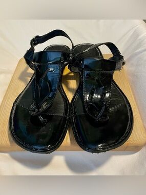 *EUC* BORN/BØRN Patent Leather Thong Sandals - Black - Women’s Size 9M